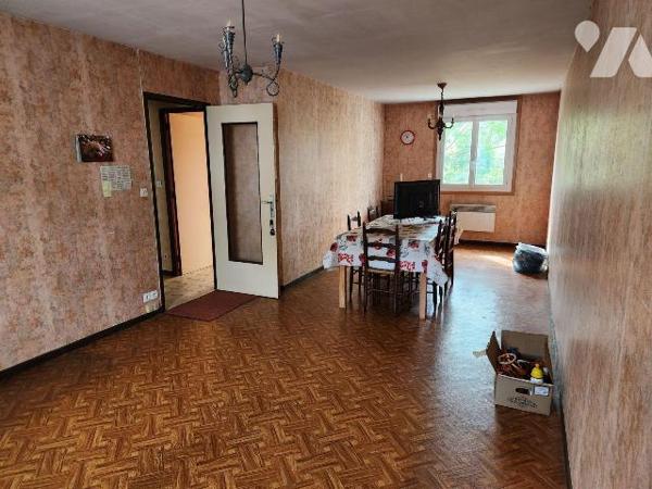 Pavillon plain-pied à rafraichir 
- Entrée, séjour traversant, cuisine, couloir, 2 chambres, s...
