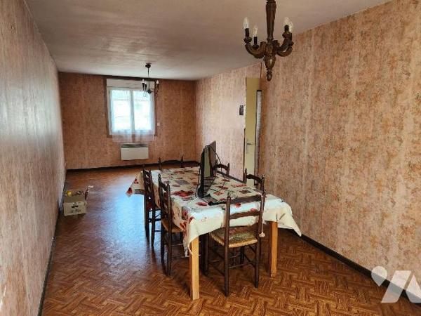 Pavillon plain-pied à rafraichir 
- Entrée, séjour traversant, cuisine, couloir, 2 chambres, s...