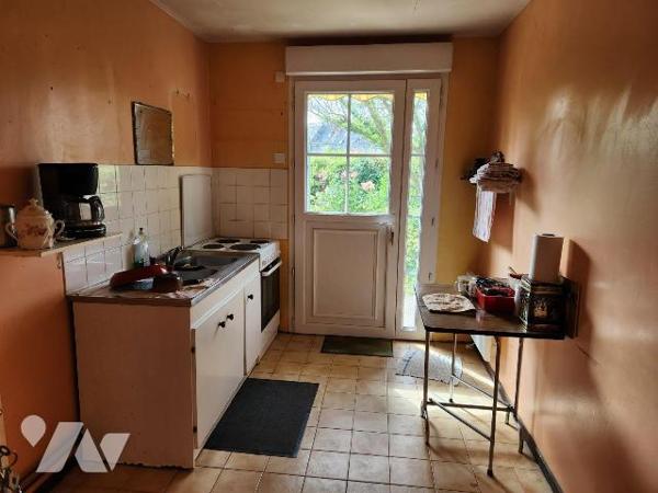 Pavillon plain-pied à rafraichir 
- Entrée, séjour traversant, cuisine, couloir, 2 chambres, s...