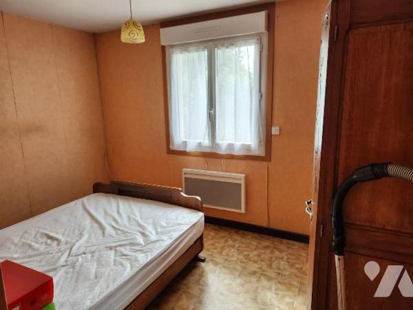 Pavillon plain-pied à rafraichir 
- Entrée, séjour traversant, cuisine, couloir, 2 chambres, s...