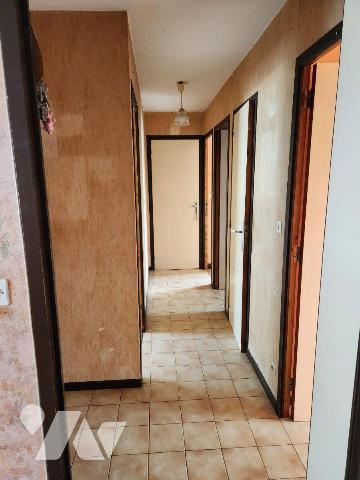 Pavillon plain-pied à rafraichir 
- Entrée, séjour traversant, cuisine, couloir, 2 chambres, s...