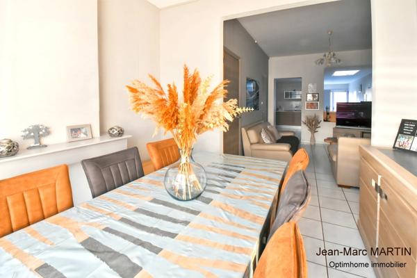 Maison de ville de 92m²- 4 chambres avec terrasse et jardin à Tourcoing – Calme, très bon état et accès rapide aux grands axes.
