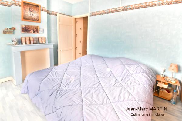 Maison de ville de 92m²- 4 chambres avec terrasse et jardin à Tourcoing – Calme, très bon état et accès rapide aux grands axes.
