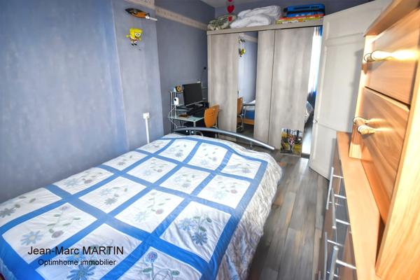 Maison de ville de 92m²- 4 chambres avec terrasse et jardin à Tourcoing – Calme, très bon état et accès rapide aux grands axes.