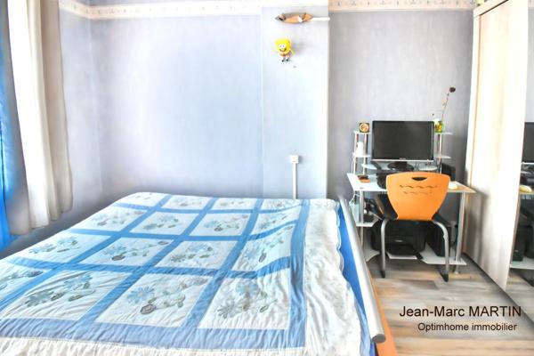 Maison de ville de 92m²- 4 chambres avec terrasse et jardin à Tourcoing – Calme, très bon état et accès rapide aux grands axes.