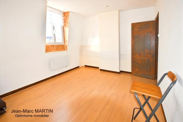 Maison de ville de 92m²- 4 chambres avec terrasse et jardin à Tourcoing – Calme, très bon état et accès rapide aux grands axes.