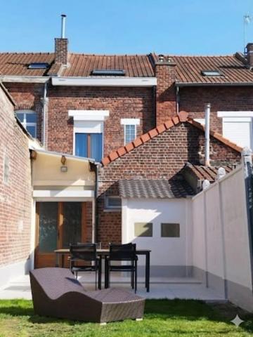 Maison de ville de 92m²- 4 chambres avec terrasse et jardin à Tourcoing – Calme, très bon état et accès rapide aux grands axes.