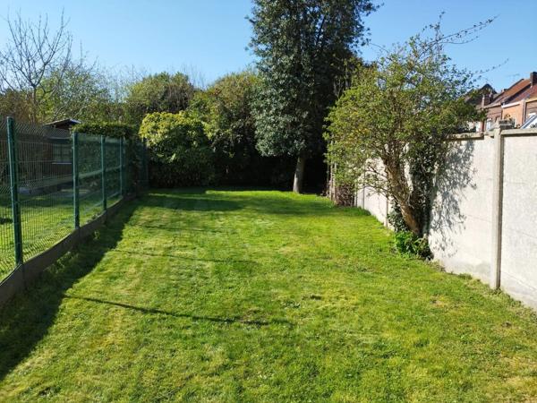 Maison de ville de 92m²- 4 chambres avec terrasse et jardin à Tourcoing – Calme, très bon état et accès rapide aux grands axes.