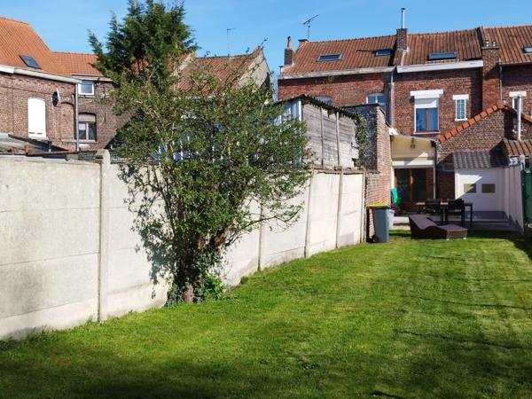Maison de ville de 92m²- 4 chambres avec terrasse et jardin à Tourcoing – Calme, très bon état et accès rapide aux grands axes.