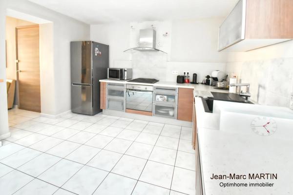 Maison de ville de 92m²- 4 chambres avec terrasse et jardin à Tourcoing – Calme, très bon état et accès rapide aux grands axes.