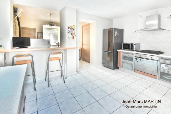 Maison de ville de 92m²- 4 chambres avec terrasse et jardin à Tourcoing – Calme, très bon état et accès rapide aux grands axes.
