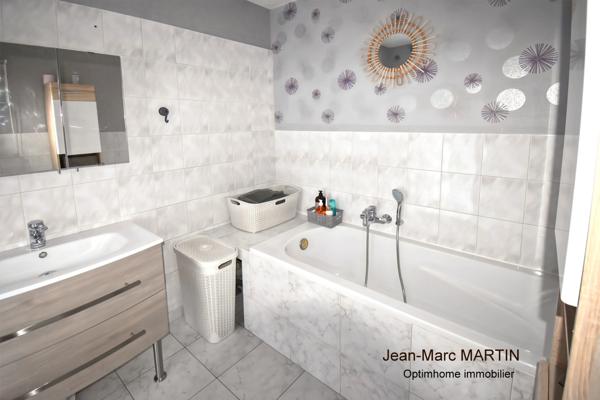 Maison de ville de 92m²- 4 chambres avec terrasse et jardin à Tourcoing – Calme, très bon état et accès rapide aux grands axes.
