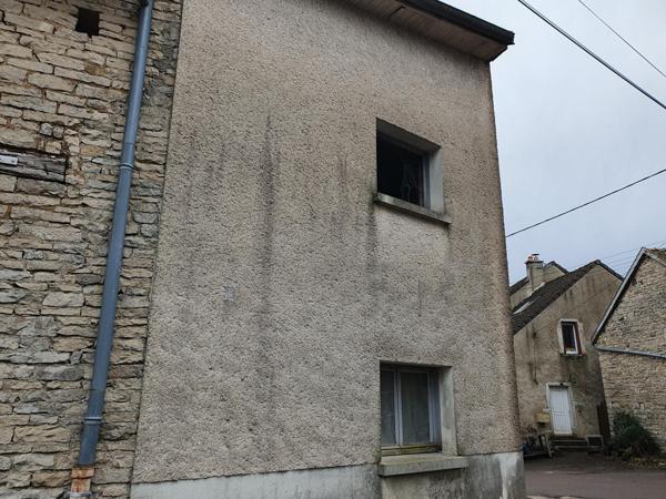 Granges dans la commune de Gergueil d'environ 150 m²