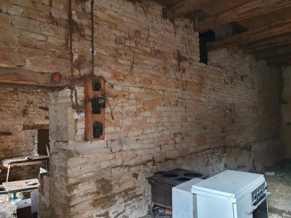 Granges dans la commune de Gergueil d'environ 150 m²