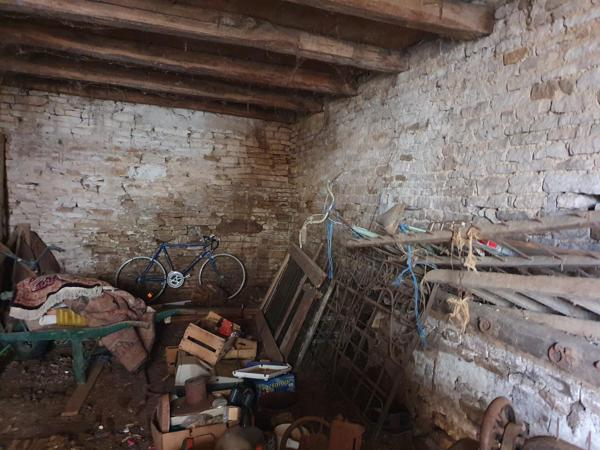 Granges dans la commune de Gergueil d'environ 150 m²