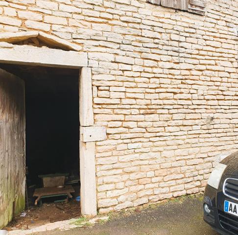 Granges dans la commune de Gergueil d'environ 150 m²