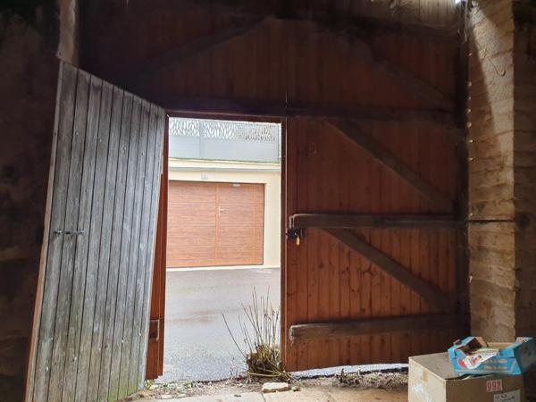 Granges dans la commune de Gergueil d'environ 150 m²