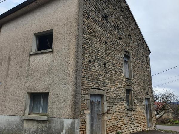 Granges dans la commune de Gergueil d'environ 150 m²