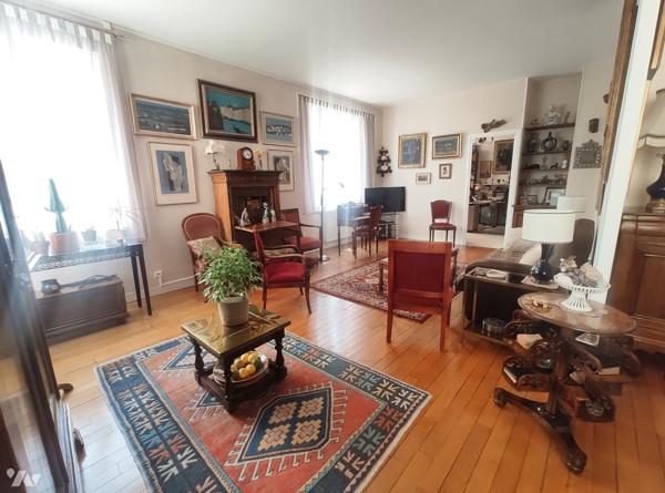 VICHY Plein Centre Ville - APPT F4 de 105 m²  -  idéalement placé : proche commerces, Sources....