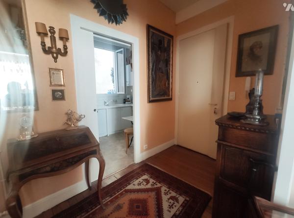 VICHY Plein Centre Ville - APPT F4 de 105 m²  -  idéalement placé : proche commerces, Sources....