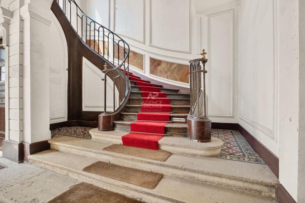 Versailles Notre-Dame Appartement 6 pièces 154 m² carrez situé au 1er étage avec terrasse (unique), chambre de service de 13 m² carrez, cave 1 445 000 € **  - Référence  28171