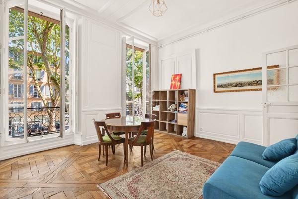 Versailles Notre-Dame Appartement 6 pièces 154 m² carrez situé au 1er étage avec terrasse (unique), chambre de service de 13 m² carrez, cave 1 445 000 € **  - Référence  28171