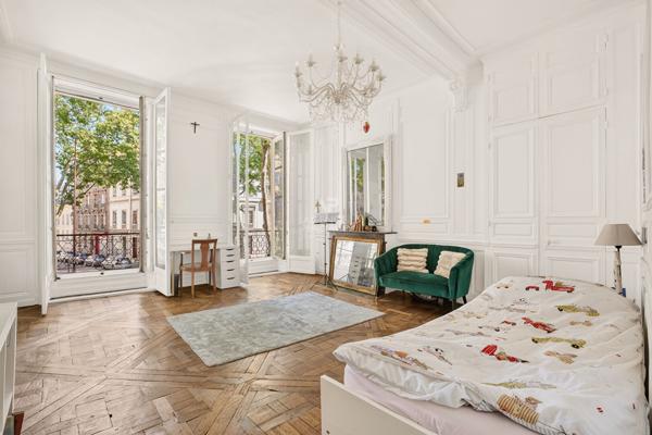 Versailles Notre-Dame Appartement 6 pièces 154 m² carrez situé au 1er étage avec terrasse (unique), chambre de service de 13 m² carrez, cave 1 445 000 € **  - Référence  28171