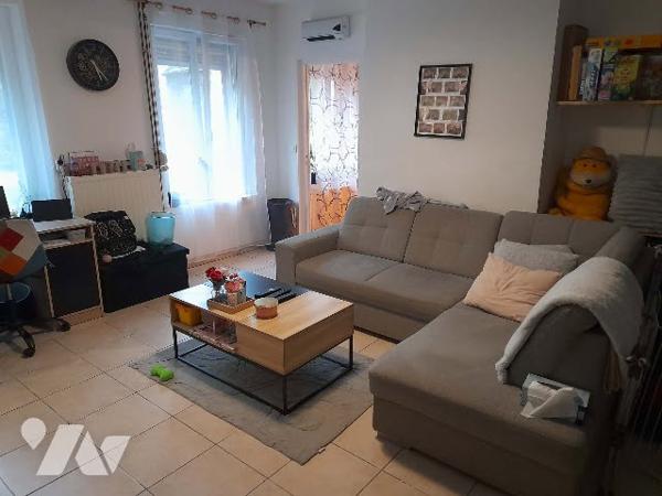 Posez vos meubles dans cette agréable maison.