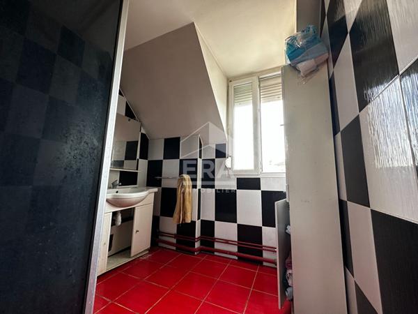 Idéal investisseur. Immeuble à usage mixte locaux commerciaux et appartements d'habitation situé à Compiègne