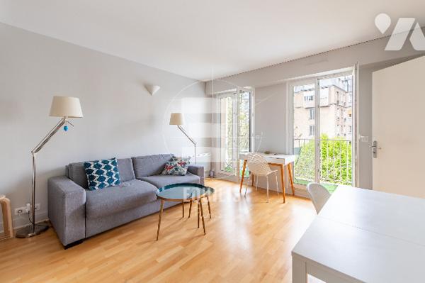 Studio comme neuf avec balcon