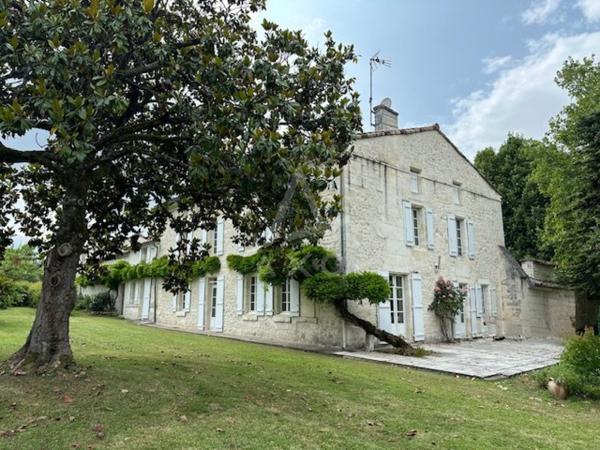 Logis du XVIIe Siècle près d'Angoulême - 16 pièces + maison d'amis et terrain de 4 ha 430
