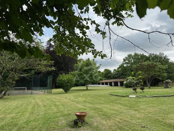 Logis du XVIIe Siècle près d'Angoulême - 16 pièces + maison d'amis et terrain de 4 ha 430