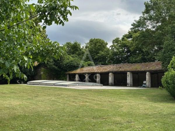 Logis du XVIIe Siècle près d'Angoulême - 16 pièces + maison d'amis et terrain de 4 ha 430