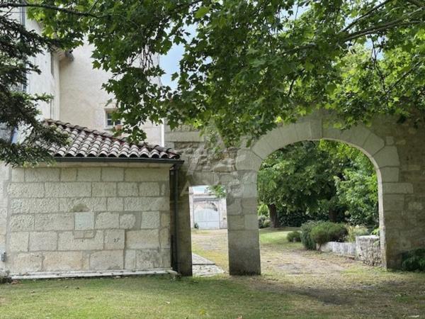 Logis du XVIIe Siècle près d'Angoulême - 16 pièces + maison d'amis et terrain de 4 ha 430