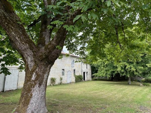 Logis du XVIIe Siècle près d'Angoulême - 16 pièces + maison d'amis et terrain de 4 ha 430