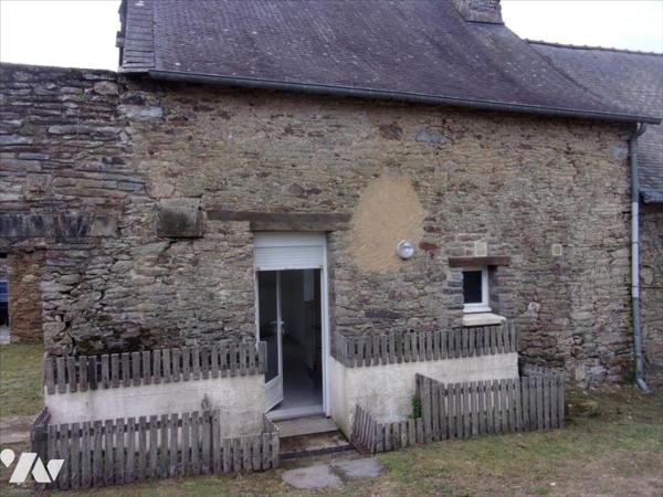 CARENTOIR, petite maison de village à vendre.