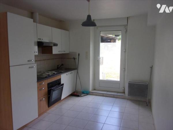 CARENTOIR, petite maison de village à vendre.