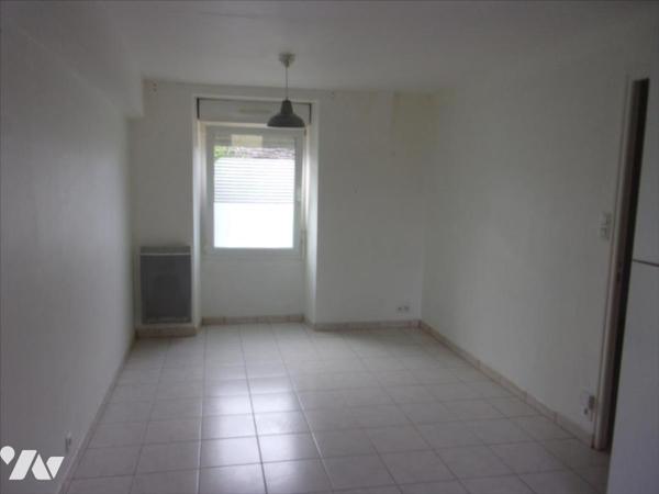 CARENTOIR, petite maison de village à vendre.