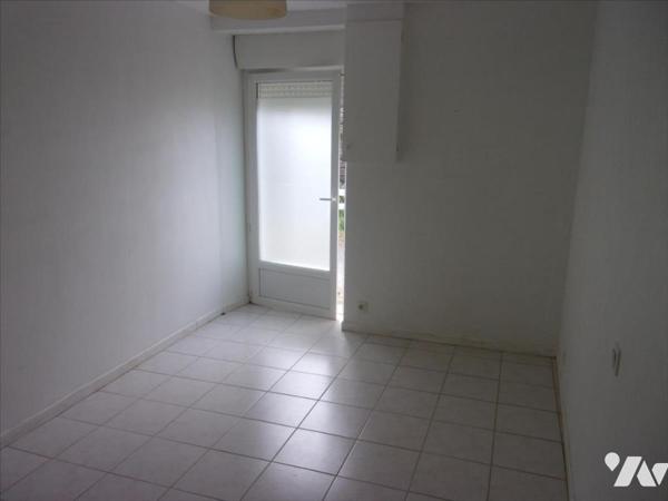 CARENTOIR, petite maison de village à vendre.