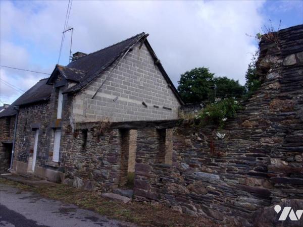CARENTOIR, petite maison de village à vendre.