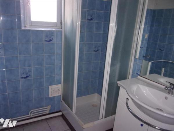 CARENTOIR, petite maison de village à vendre.