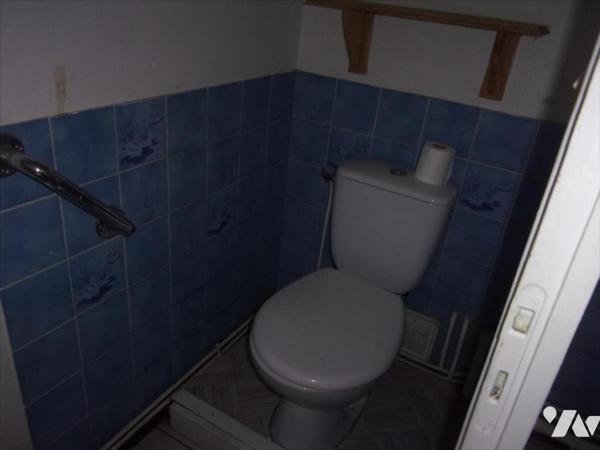 CARENTOIR, petite maison de village à vendre.