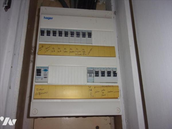 CARENTOIR, petite maison de village à vendre.