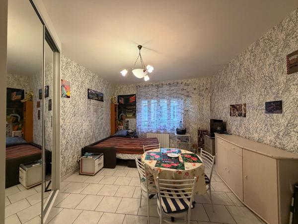 Petit Meublé dans rue prisée du cœur de ville .