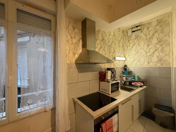 Petit Meublé dans rue prisée du cœur de ville .