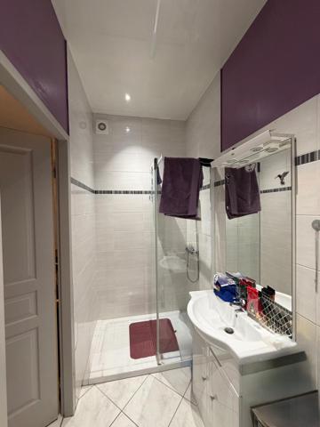 Petit Meublé dans rue prisée du cœur de ville .