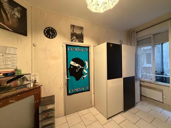 Petit Meublé dans rue prisée du cœur de ville .