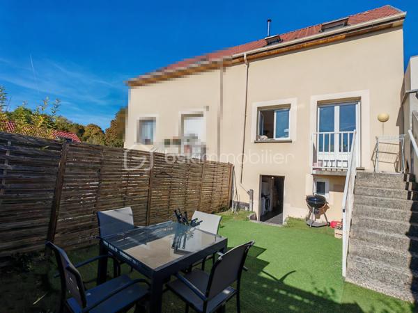 Découvrez cette charmante maison moderne avec jardin et sous-sol total au cœur d'un environnement urbain dynamique. 
Offrant un style de vie harmonieux et pratique à proximité des commodités, cette propriété de 76m² attire par sa fonctionnalité et son design actuel.
                                              
Composée de 5 pièces, cette maison, construite en 2012, présente une disposition lumineuse et optimisée pour le confort quotidien. 
                                                                                                                                                    
En effet, la maison est baignée de lumière avec sa double exposition dans la pièce de vie, un poêle à granulés saura rendre vos soirées cocooning en hiver. La pièce de vie est très agréable avec sa cuisine ouverte et vous promet d'agréables moments en famille.

Un accès par l'extérieur est possible de la pièce de vie via un escalier.

Un deuxième accès à l'extérieur est également possible de plain-pied du sous-sol.

Le jardin est exposé plein SUD.

Le sous-sol est total composé d'une partie rangement, buanderie, d'une pièce permettant de laisser libre choix à vos besoins.

Avec 2 espaces de parking sur le devant et sécurisé via son portail automatique, cette maison assure une commodité supplémentaire.

Son accès facilité aux grands axes routiers, érigent cette maison en un lieu de vie idéal pour une vie citadine.

Pour toute information, contactez Sandrine Tissier.