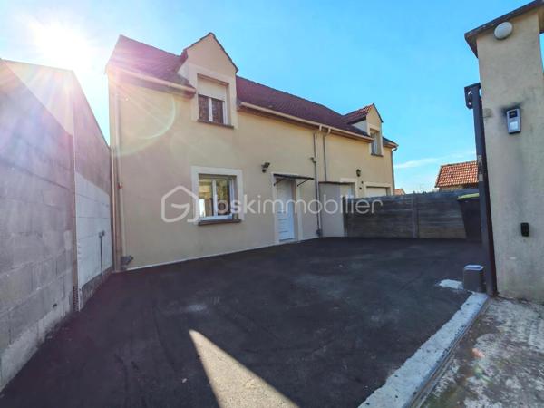 Découvrez cette charmante maison moderne avec jardin et sous-sol total au cœur d'un environnement urbain dynamique. 
Offrant un style de vie harmonieux et pratique à proximité des commodités, cette propriété de 76m² attire par sa fonctionnalité et son design actuel.
                                              
Composée de 5 pièces, cette maison, construite en 2012, présente une disposition lumineuse et optimisée pour le confort quotidien. 
                                                                                                                                                    
En effet, la maison est baignée de lumière avec sa double exposition dans la pièce de vie, un poêle à granulés saura rendre vos soirées cocooning en hiver. La pièce de vie est très agréable avec sa cuisine ouverte et vous promet d'agréables moments en famille.

Un accès par l'extérieur est possible de la pièce de vie via un escalier.

Un deuxième accès à l'extérieur est également possible de plain-pied du sous-sol.

Le jardin est exposé plein SUD.

Le sous-sol est total composé d'une partie rangement, buanderie, d'une pièce permettant de laisser libre choix à vos besoins.

Avec 2 espaces de parking sur le devant et sécurisé via son portail automatique, cette maison assure une commodité supplémentaire.

Son accès facilité aux grands axes routiers, érigent cette maison en un lieu de vie idéal pour une vie citadine.

Pour toute information, contactez Sandrine Tissier.