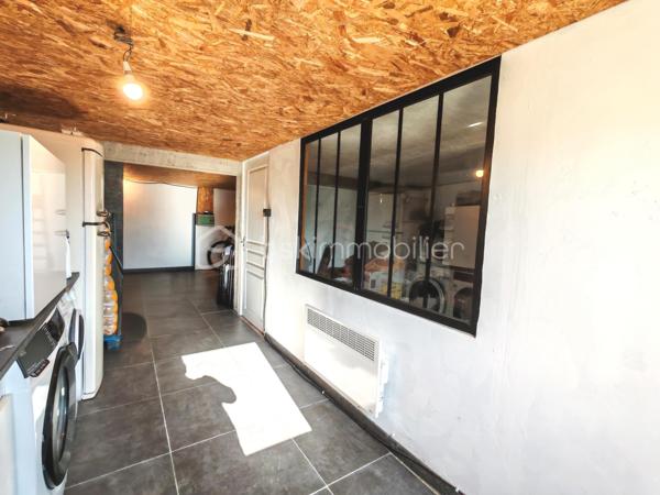 Découvrez cette charmante maison moderne avec jardin et sous-sol total au cœur d'un environnement urbain dynamique. 
Offrant un style de vie harmonieux et pratique à proximité des commodités, cette propriété de 76m² attire par sa fonctionnalité et son design actuel.
                                              
Composée de 5 pièces, cette maison, construite en 2012, présente une disposition lumineuse et optimisée pour le confort quotidien. 
                                                                                                                                                    
En effet, la maison est baignée de lumière avec sa double exposition dans la pièce de vie, un poêle à granulés saura rendre vos soirées cocooning en hiver. La pièce de vie est très agréable avec sa cuisine ouverte et vous promet d'agréables moments en famille.

Un accès par l'extérieur est possible de la pièce de vie via un escalier.

Un deuxième accès à l'extérieur est également possible de plain-pied du sous-sol.

Le jardin est exposé plein SUD.

Le sous-sol est total composé d'une partie rangement, buanderie, d'une pièce permettant de laisser libre choix à vos besoins.

Avec 2 espaces de parking sur le devant et sécurisé via son portail automatique, cette maison assure une commodité supplémentaire.

Son accès facilité aux grands axes routiers, érigent cette maison en un lieu de vie idéal pour une vie citadine.

Pour toute information, contactez Sandrine Tissier.